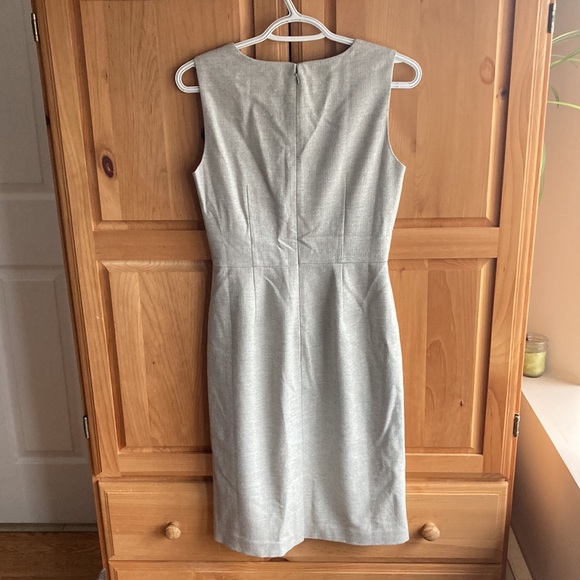 SleevelessV-Neck Sheath Dress Banana Republic - Picture 2 of 6